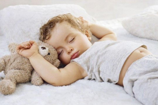 Șapte pași pentru a crea o rutină de somn copilului
