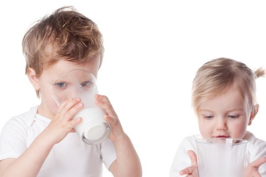 De ce laptele de vacă nu este potrivit pentru a fi introdus în alimentaţia copiilor mici