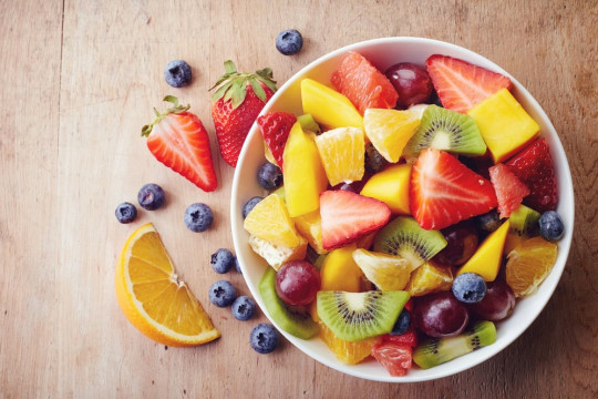 Fructele bogate în colagen și antioxidanţi te întineresc. Cum să le mănânci ca să profiţi de tot ce au mai bun!