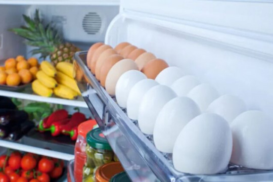 De ce nu e bine să ții ouăle pe ușa frigiderului. Greșeala pe care o fac multe persoane