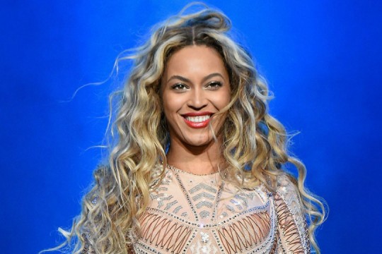 Beyoncé a anunțat că este gravidă cu gemeni! Cum arată burtica interpretei
