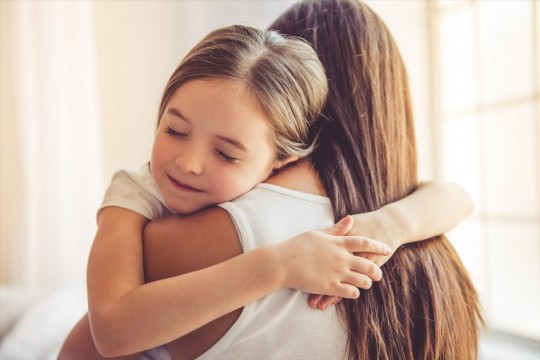 Află cât de multe beneficii are o îmbrățișare pentru copilul tău