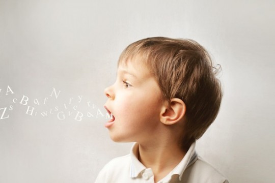 Cum poți ajuta copilul de 2 ani să-și dezvolte limbajul. Sfaturi utile