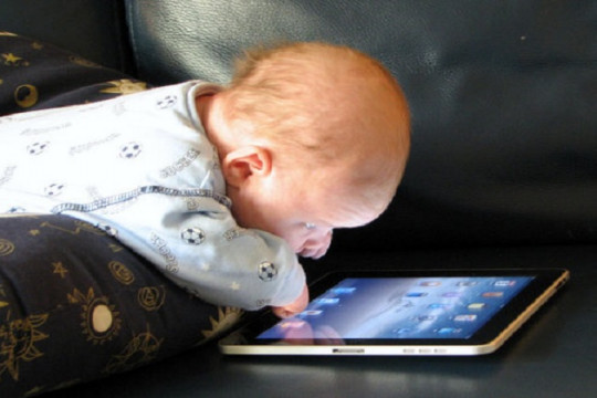 Sindromul ecranului electronic: cum afectează sănătatea fizică și psihică a copiilor