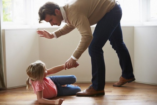Psihoterapeut: Cu cât copiii primesc mai des palme la fund, cu atât mai mare este tendința lor de a-și sfida părinții