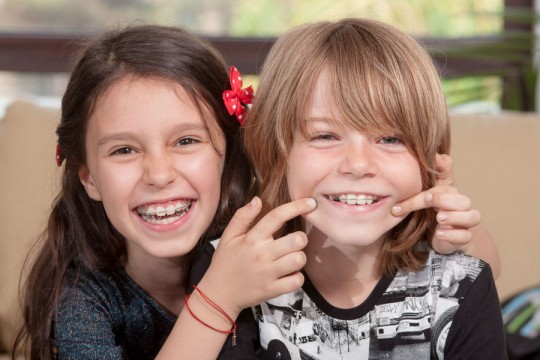 La ce vârstă este indicat aparatul dentar la copii. Tot ce trebuie să știi!