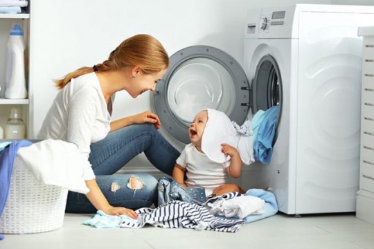 5 greșeli periculoase pe care le faci când speli hainele bebelușului