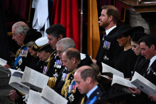 Prințul Harry, moment emoționant la înmormântarea Reginei Elisabeta. Ducele de Sussex nu a putut să cânte imnul din cauza lacrimilor