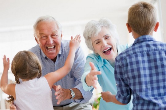 Demonstrat: Bunicii care au grijă de nepoți trăiesc mai mult