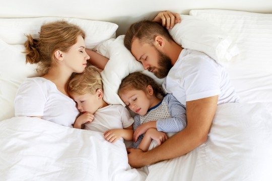 Copilul care doarme cu părinții este mai deștept și mai încrezător în propriile forțe
