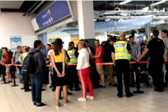 Zeci de moldoveni, blocați pe aeroport în Londra după ce zborul le-a fost anulat. „Stau cu doi copii care îngheață”