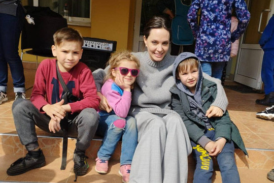 Angelina Jolie a vizitat copiii afectați de război din Lviv