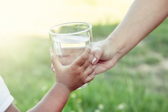 Apa minerală carbogazoasă poate fi oferită bebelușilor?