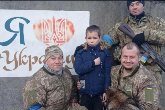 Un băieţel de 11 ani din Ucraina a mers până la o bază militară şi le-a cerut soldaţilor să-l înroleze în armată: „Vrea să lupte pentru ţară!