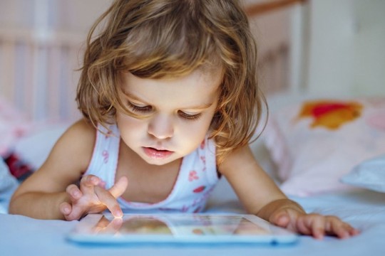 Studiu: Majoritatea copiilor de 2-3 ani petrec prea mult timp în fața ecranelor