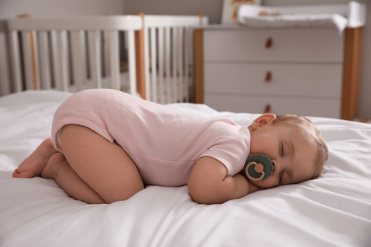 De ce doarme bebelușul tău ca un pui rotisat?