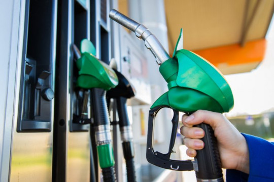 Benzina și motorina se ieftinesc. ANRE a afișat noile prețuri la carburanți valabile în weekend