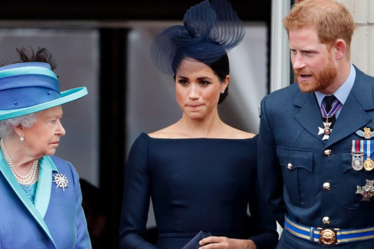 (Foto) Excluși de la balconul oficial, prințul Harry și soţia sa, Meghan, au urmărit dintr-un birou parada în onoarea reginei