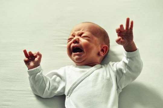 Bebeluș agitat în somn – cauze și soluții