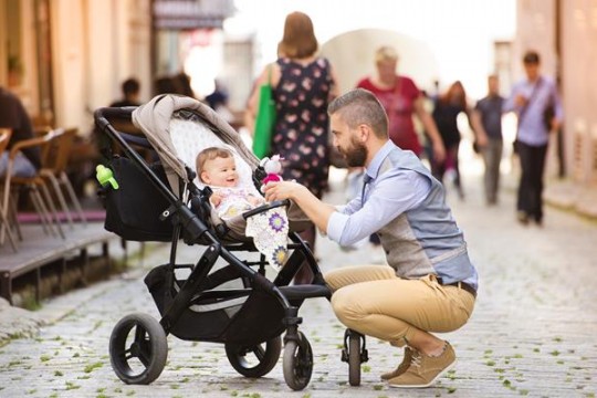 Cum faci ca străinii să nu-ți mai atingă bebelușul în stradă