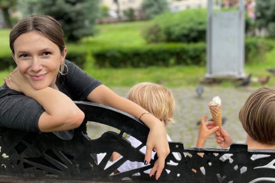 Adela Popescu, mărturisire sinceră: După ce adorm copiii, îmi vine să îngenunchez lângă ei
