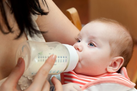 Medic pediatru despre laptele de vacă în alimentația copilului: Este bogat în grăsimi nesănătoase și poate produce constipație