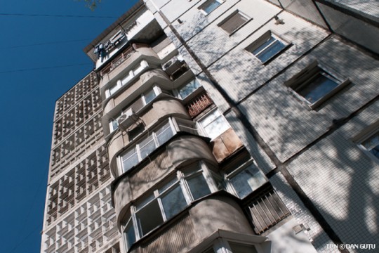 Un copil de trei anișori s-a prăbușit în gol de la etajul patru în capitală