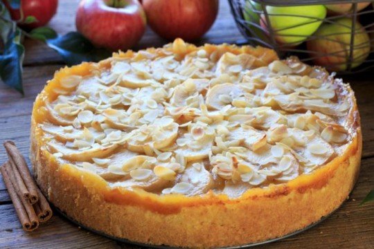 Un deliciu pentru pici: Prăjitură cu mere, alune și glazură