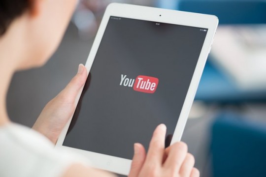 O mamă raportează că pe YouTube apar videoclipuri care îi învață pe copii despre sinucidere