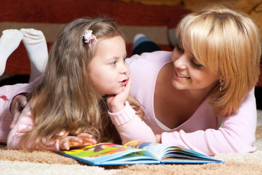 Top 8 motive de ce să-i citești copilului povești