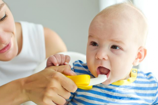 Medic stomatolog: Copiii trebuie spălați pe dinți de la primul dinte de lapte