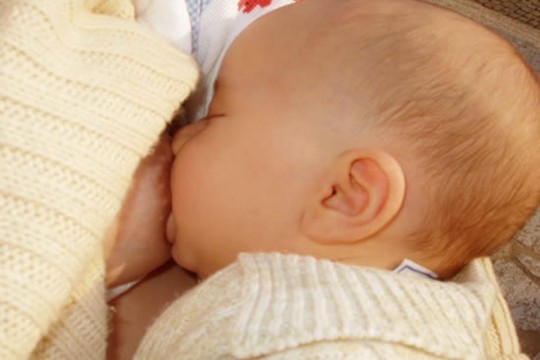 Un bebeluș de 8 zile, salvat de medici după ce s-a înecat cu laptele matern