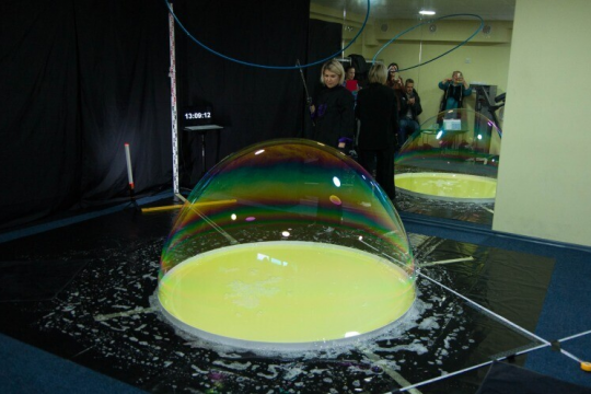 Record Guinness, stabilit de o moldoveancă: A realizat cea mai mare cupolă cu balon de săpun