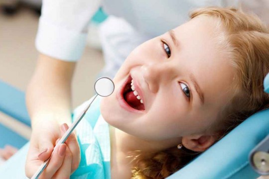 Cele mai dăunătoare obiceiuri pentru dinţii copiilor