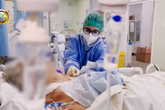 O femeie care a stat intubată două luni cu COVID-19 a născut o fetiță sănătoasă