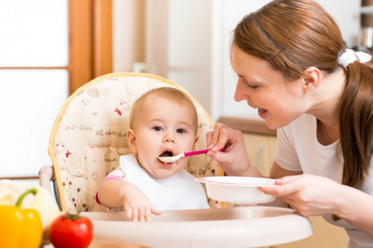 5 mituri legate de alimentația bebelușului, demontate de medici