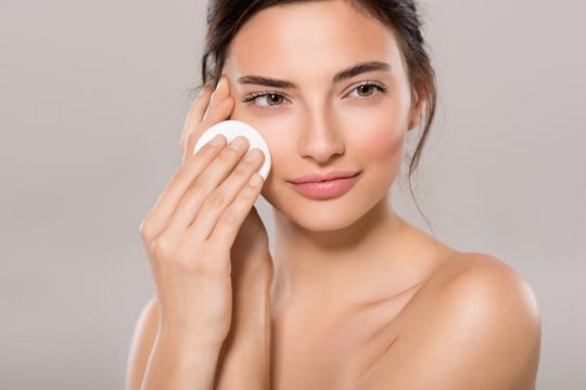 Ce produse să folosim pentru demachierea pielii sensibile