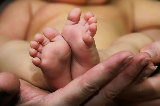 Bebeluș găsit în tomberon: se află în afara oricărui pericol
