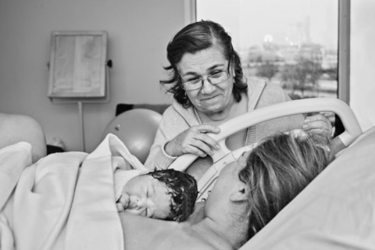 20 de imagini emoționante cu mame alături de fiicele lor care nasc
