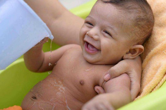 4 sfaturi de la pediatri privind protejarea bebelușului de caniculă