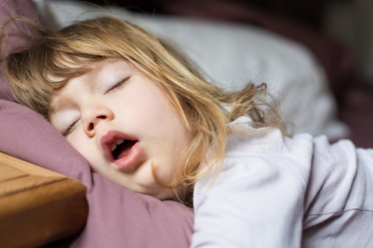 Când sforăitul copilului este un semn al sindromului de apnee în somn? Medicul ORL răspunde