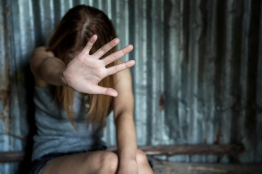 Tatăl vitreg și abuzatorul unei adolescente – reținuți pentru exploatarea ei sexuală