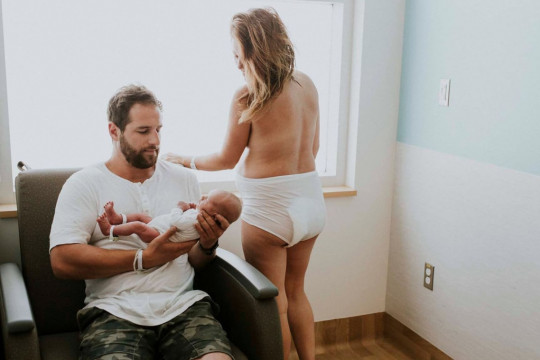 Viața după naștere – 30 de fotografii intime care arată realitatea vieții postpartum