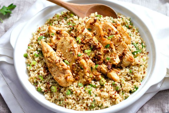 Cereală-minune: quinoa. Vă propunem o rețetă de pui cu quinoa pentru cină