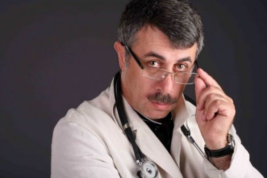 Doctorul Komarovskiy spune cât de periculos este dacă bebelușul doarme cu părinții