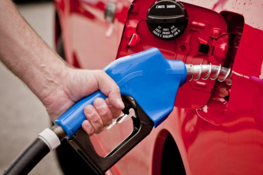 ANRE atestă un trend de reducere a prețurilor la carburanți