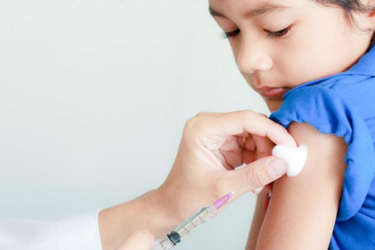 Medic pediatru renumit își expune poziția vizavi de vaccinarea copiilor