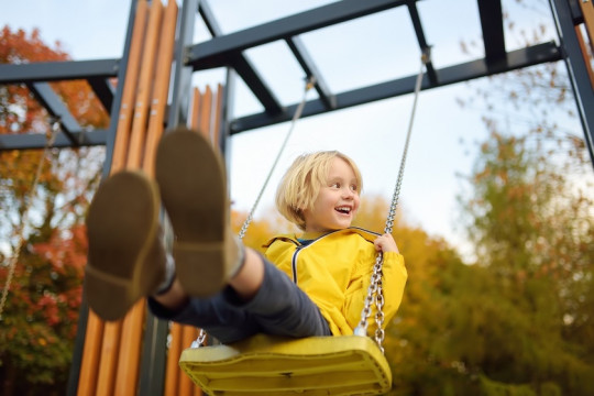 Ce măsuri de siguranță trebuie să aplici când mergi cu copilul la locul de joacă