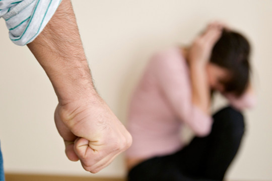 Violența în familie face noi victime! O femeie s-ar fi sinucis în prezența fiicei minore din cauza bătăilor soțului