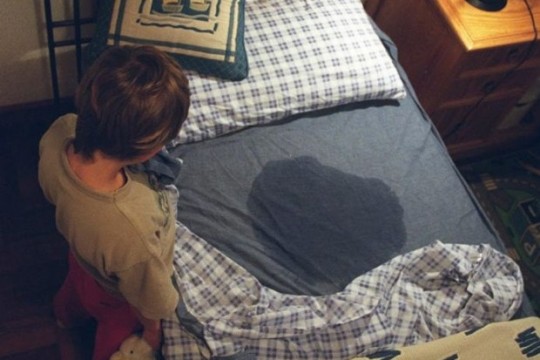 În 90% de cazuri, urinarea involuntară pe timp de noapte a copiilor în pătuc este o problemă neurologică